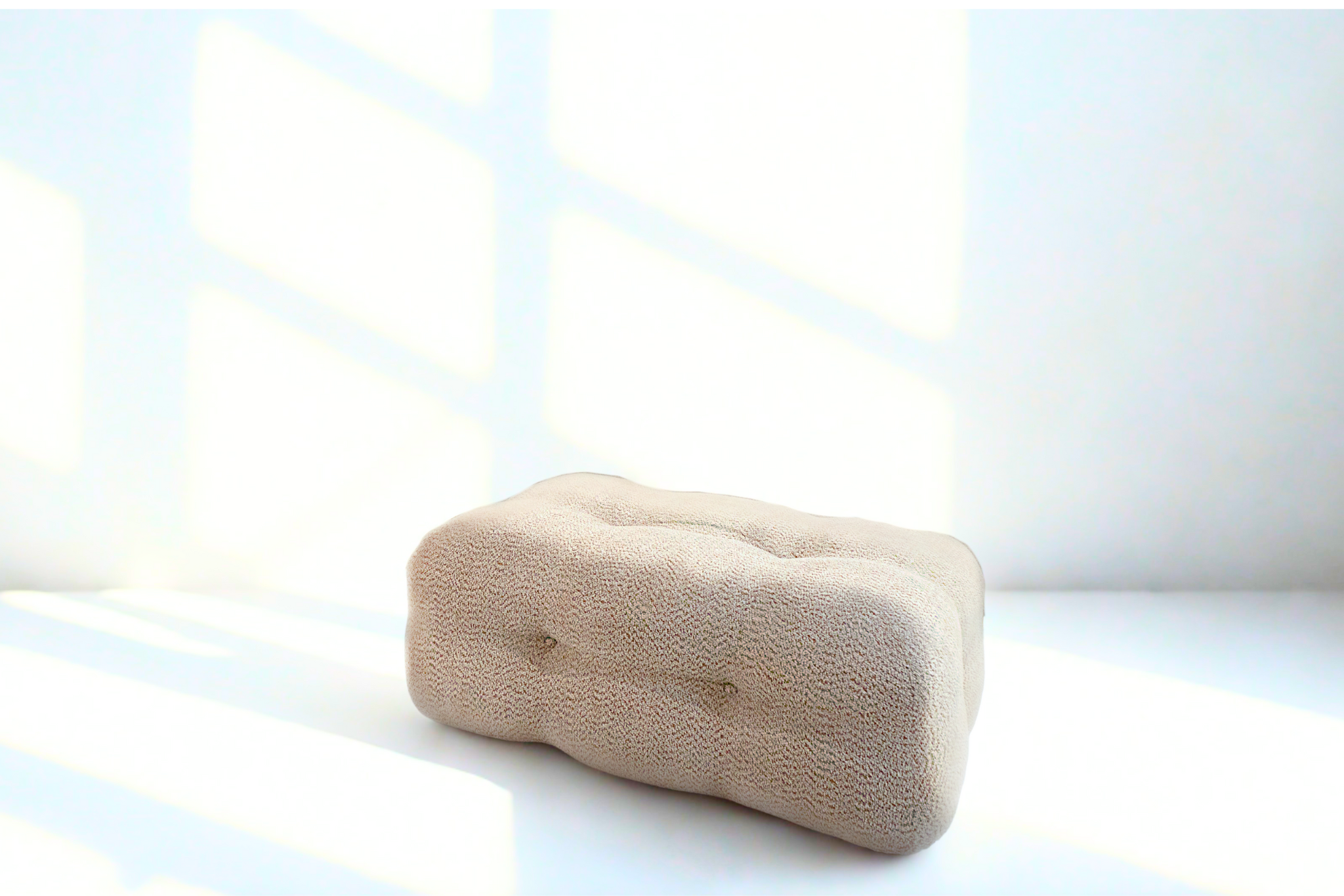 CLÉOPÂTRE – Canapé d’angle et pouf – Tissus effet brodé capitonné, ultra confort