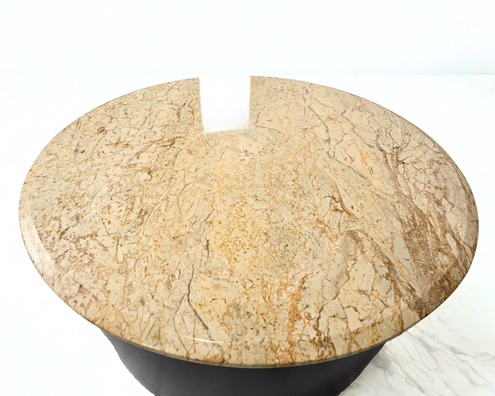 EBENE IVOIRE — Table basse ronde contemporaine en chêne brun foncé et marbre beige égyptien